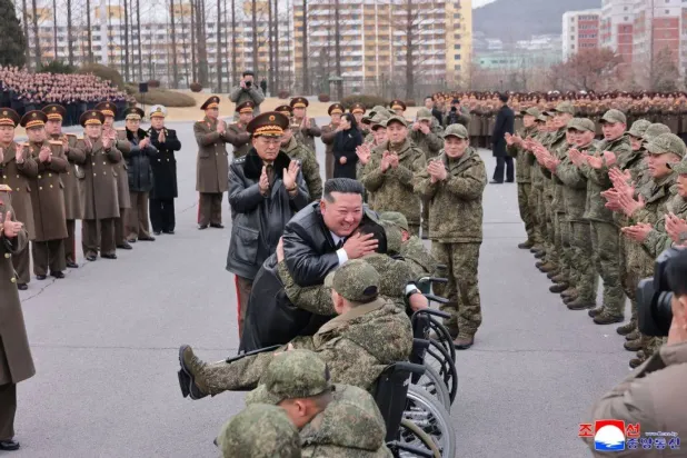 Kuzey Kore lideri Kim Jong Un, Rusya'dan dönen 528. Mühendis Alayı askerlerini kabul etti (AFP)