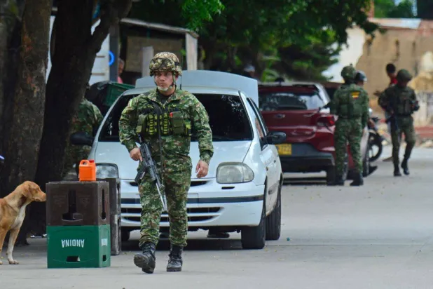 جنود كولومبيون يضبطون الأمن في كوكونا بمقاطعة نورتي دي سانتاندير (أ.ف.ب)