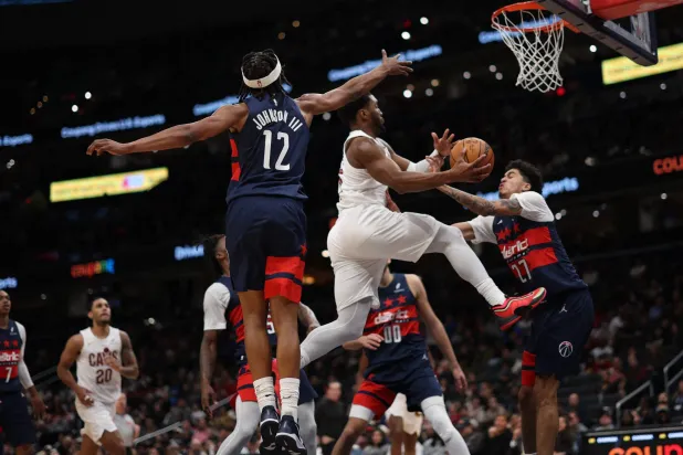 سجل دونوفان ميتشل 48 نقطة منها 24 في الربع الأخير (رويترز)