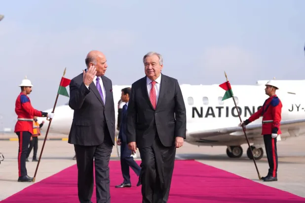 الأمين العام للأمم المتحدة أنطونيو غوتيريش يصل إلى بغداد... ووزير الخارجية العراقي فؤاد حسين في مقدمة مستقبليه (مكتب رئيس وزراء العراق)