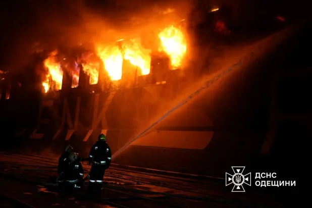 جهود لإطفاء الحريق بعد الهجوم الروسي على ميناء تشورنومورسك الأوكراني (رويترز)