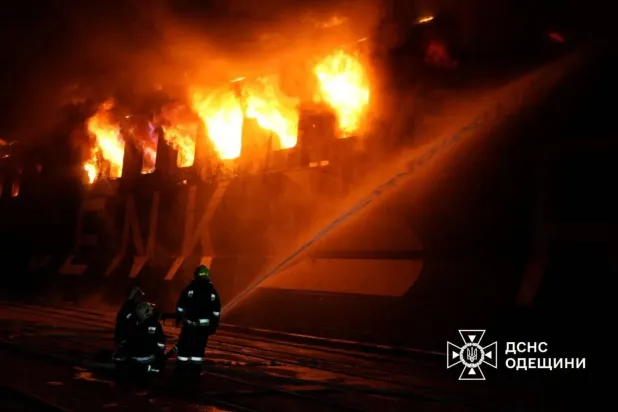 Rusya'nın Ukrayna'nın Çornomorsk limanına düzenlediği saldırının ardından çıkan yangını söndürme çalışmaları (Reuters)