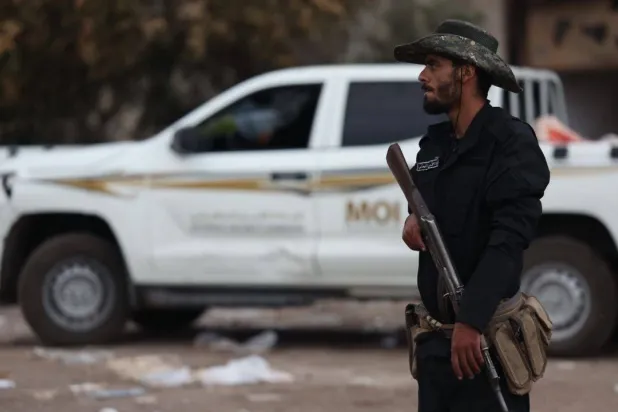 أحد عناصر الأمن العام يقف في نقطة أمنية خارج السويداء (الداخلية السورية) 