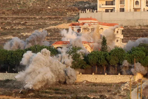 İsrail'in Lübnan'ın güneyindeki bir köyü hedef alan hava saldırısının ardından yükselen dumanlar (AFP).