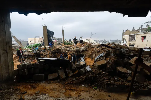 Filistinliler, Gazze Şeridi'nde İsrail bombardımanı sonucu hasar gören bir evin çökmesinin ardından kurbanları arıyor (Reuters)