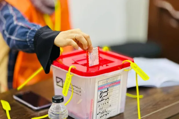  ليبية تدلي بصوتها في صندوق اقتراع بالانتخابات البلدية بشرق البلاد (المفوضية)