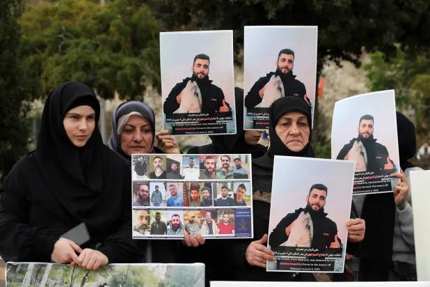 عائلات أسرى لبنانيين لدى إسرائيل يعتصمون في وسط بيروت (إ.ب.أ)