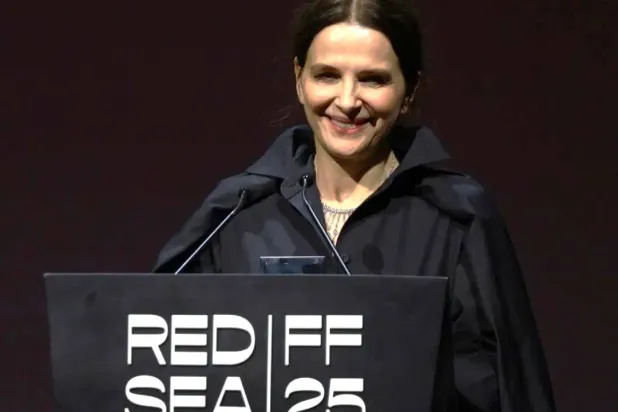 يرصد الفيلم الذي يأتي من إخراج جولييت بينوش قصة تعاون فني يجمع بين ممثلة مرموقة وراقص شهير (الشرق الأوسط)