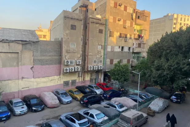 بنايات في منطقة الدرّاسة بالقاهرة وتضم عديداً من الوحدات بنظام «الإيجار القديم» (الشرق الأوسط)