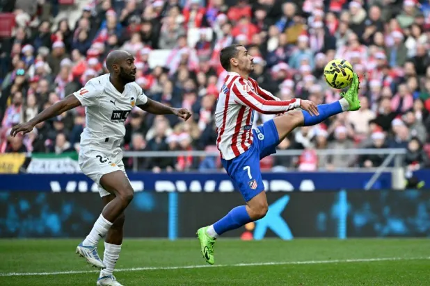 أنطوان غريزمان يروّض كرة هدف الفوز في مرمى فالنسيا (أ.ف.ب)