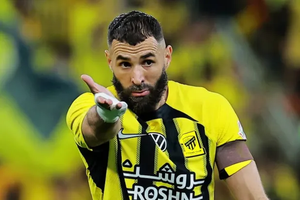 كريم بنزيمة قائد نادي الاتحاد هل يعود لتمثيل «الديوك»؟ (رويترز)