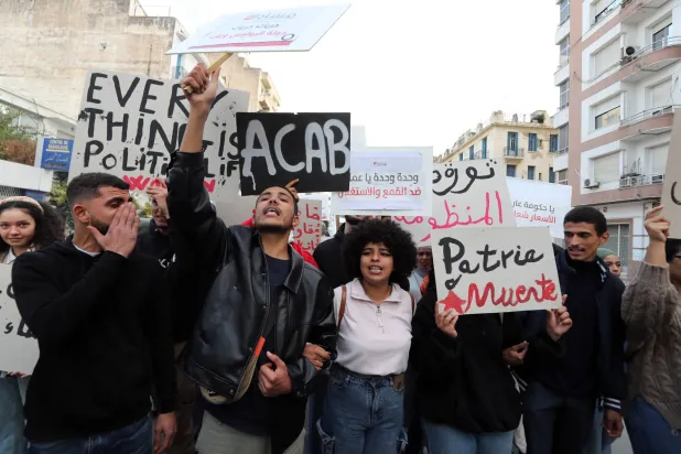 حشود غفيرة تشارك في المظاهرة التي نظمها اليوم السبت عدد من الحقوقيين للمطالبة بإطلاق سراح المعارضين (إ.ب.أ)