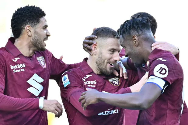 فرحة لاعبي تورينو بهدف الفوز على كريمونيزي (إ.ب.أ)