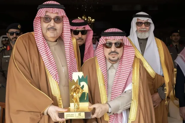 أمير منطقة الرياض خلال تتويجه الأمير عبد العزيز بن أحمد بن عبد العزيز نظير فوز اسطبل عذبة بجوائز (واس)