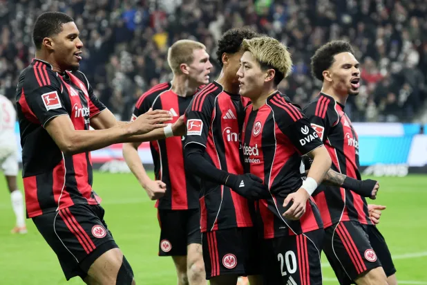 فرحة لاعبي أينتراخت فرانكفورت بهدف الفوز على أوغسبورغ (إ.ب.أ)