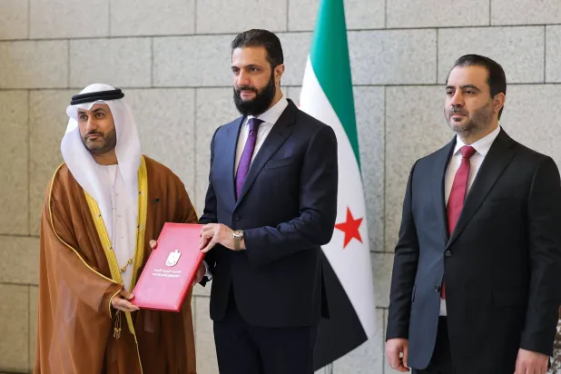 الرئيس السوري يتسلم أوراق السفير الإماراتي الحبسي بحضور أسعد الشيباني وزير الخارجية (وام)