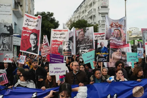 جانب من المظاهرة التي نظمها معارضون لسياسات الرئيس سعيّد وسط العاصمة (رويترز)