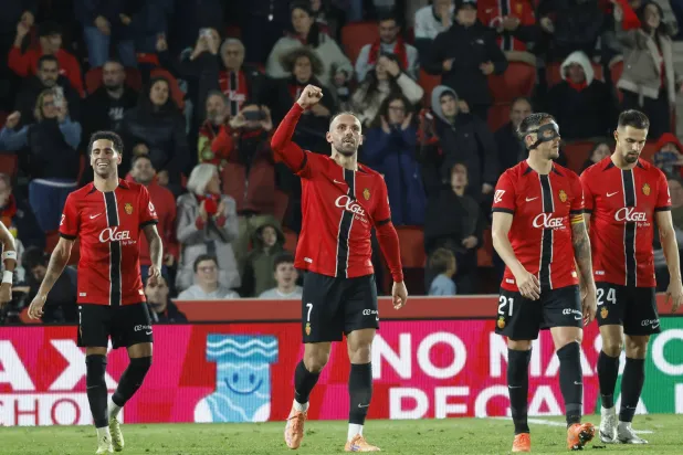 فيدات موريكي يحتفل بالهدف الثالث لمايوركا في مرمى إلتشي (إ.ب.أ)