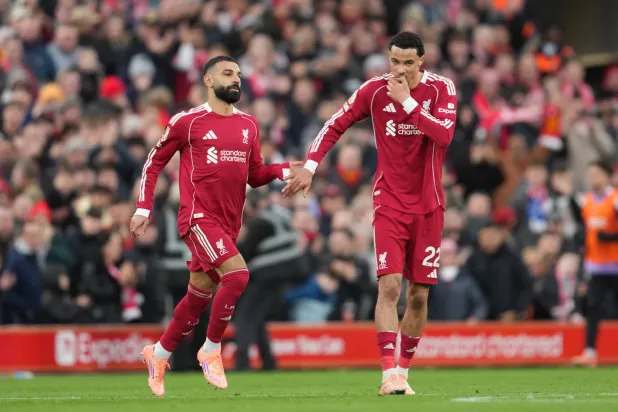 هوغو إيكيتيكي يتلقى تهنئة صلاح بهدفه الثاني في مرمى برايتون (أ.ب)