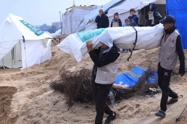 نفّذ «مركز الملك سلمان للإغاثة» تدخلات إغاثية ميدانية عاجلة لصالح الأسر النازحة في مخيمات جنوب قطاع غزة (واس)