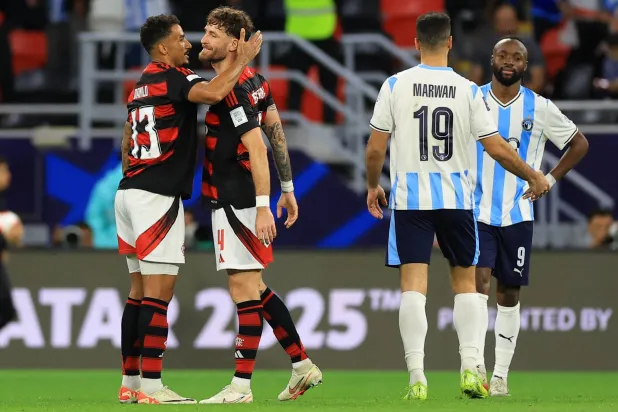 فرحة لاعبي فلامنغو وحسرة لاعبي بيراميدز (رويترز)