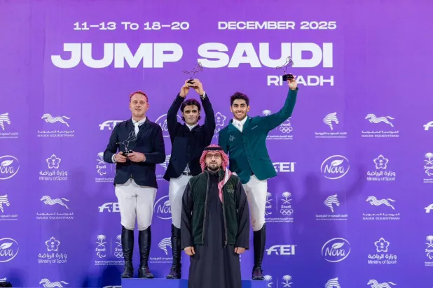 تتويج الفائزين بشوط الجائزة الكبرى لفئة الأربع نجوم (الاتحاد السعودي للفروسية)