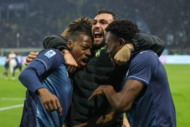 فرحة لاعبي لاتسيو بالفوز القاتل على بارما (إ.ب.أ)