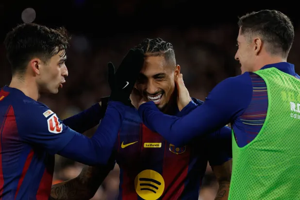 البرازيلي رافينيا يتلقى تهنئة زكلائه بثنائيته في أوساسونا (أ.ب)