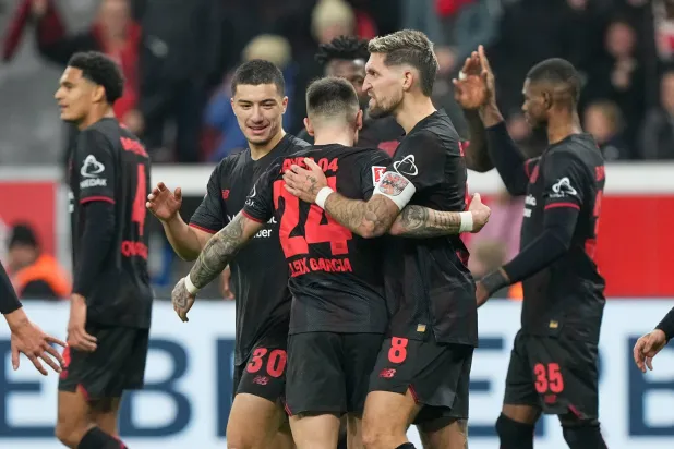 احتفالية لاعبي باير ليفركوزن بالفوز على كولن (أ.ب)