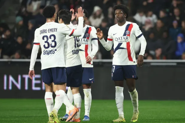 احتفالية لاعبي باريس سان جيرمان بالفوز على ميتز (رويترز)