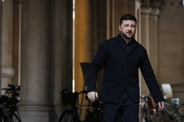 الرئيس الأوكراني فولوديمير زيلينسكي في لندن (إ.ب.أ)