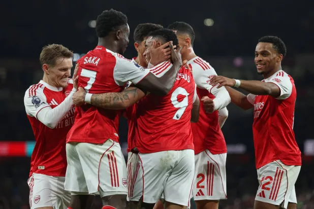 اجتفالية لاعبي آرسنال بالفوز القاتل على الوولفز (أ.ب)