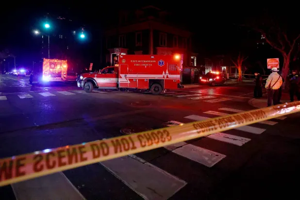 سيارات إسعاف ودوريات شرطة هرعت إلى موقع إطلاق النار (ا.ب)