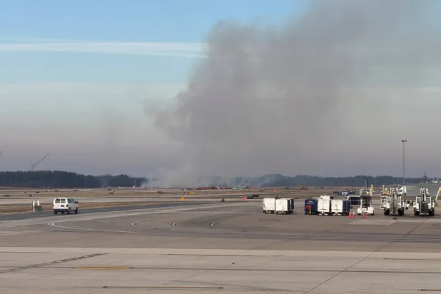 دخان يتصاعد خلال حادثة الطائرة التابعة لشركة «يونايتد إيرلاينز» (رويترز)