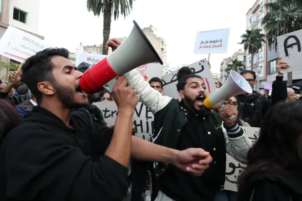 Başkent Tunus'ta Tunus Cumhurbaşkanı Kays Said'in politikalarına karşı düzenlenen protesto gösterisinden bir kare (EPA)