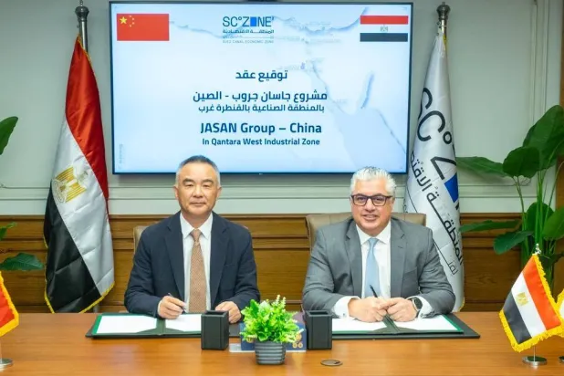 وليد جمال الدين رئيس المنطقة الاقتصادية لقناة السويس وماوي تشانغ رئيس مجلس إدارة شركة «جاسان غروب» بعد توقيع الاتفاقية (رئاسة مجلس الوزراء)