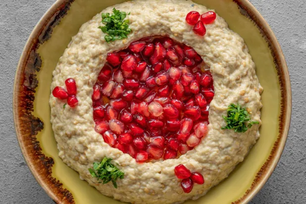 يعتبر البابا غنوج من أطباق التغميس الشهيرة (إنستغرام)