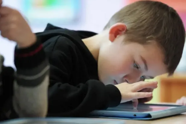 الفيديوهات القصيرة قد يكون لها تأثير سلبي كبير على أدمغة الأطفال (أ.ف.ب)