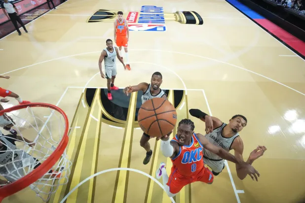 قدم ويمبانياما أداءً رائعاً ولعب دوراً أساسياً في الهزيمة الثانية (رويترز)