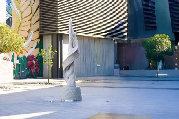 الفنان السعودي عصام جميل في عمله «رؤية متجددة» (الرياض آرت)