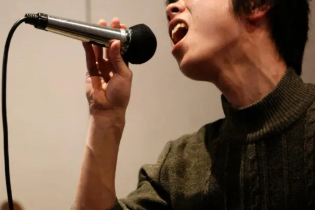 الغناء يلعب دوراً كبيراً في دعم الصحة النفسية والجسدية (رويترز)