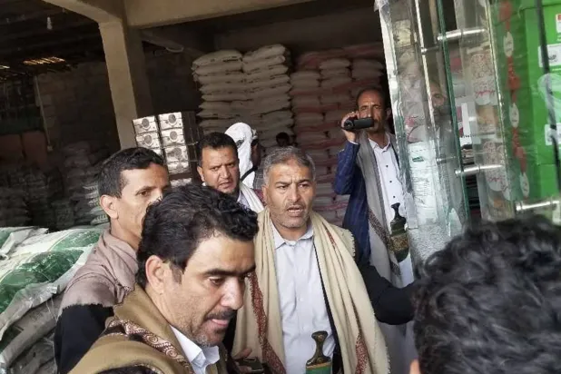 عناصر حوثيون خلال دهم أحد المتاجر في صنعاء (فيسبوك)