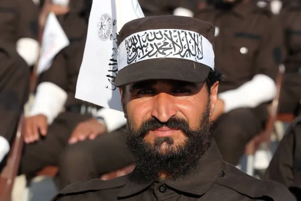 خريج من شرطة «طالبان» يحضر حفل تخرج جماعي في جلال آباد بولاية ننكرهار بأفغانستان يوم 11 ديسمبر 2025... وتخرجت دفعة من المجندين الجدد لقوات الشرطة التي تقودها «طالبان» في أكاديمية شرطة ولاية ننكرهار مُنهية بذلك شهراً من التدريب الآيديولوجي والعسكري الإلزامي في الولاية الشرقية (إ.ب.أ)