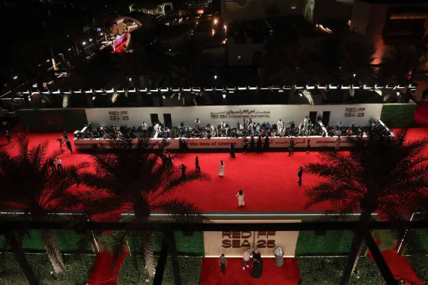 السجادة الحمراء في الدورة الخامسة لمهرجان البحر الأحمر - جدة 2025 (أ.ف.ب)