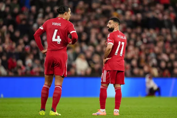 شدد دايك قائد ليفربول على أهمية صلاح للفريق بعد الفوز 2-صفر على برايتون آند هوف ألبيون (د.ب.أ)