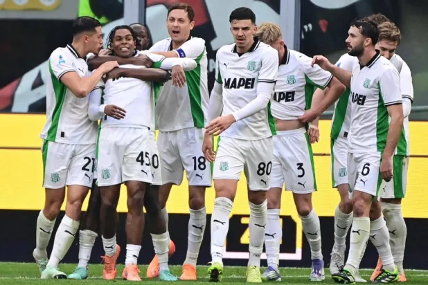 مهد ساسوولو الطريق أمام نابولي حامل اللقب وإنتر لإنزال ميلان عن صدارة الدوري الإيطالي (أ.ف.ب)