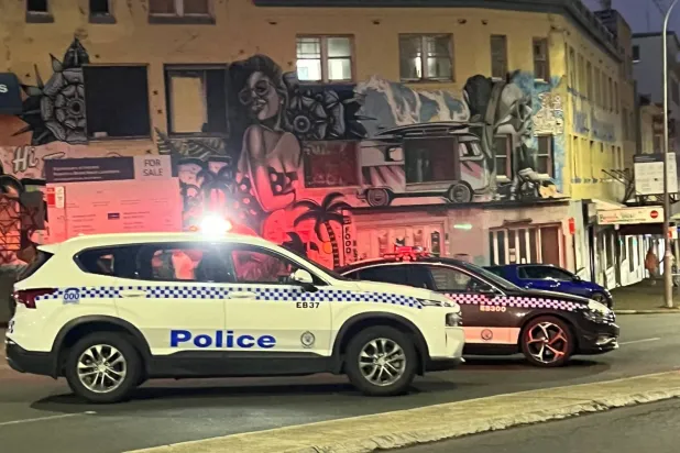 14 Aralık 2025'te Avustralya'nın Bondi plajındaki silahlı saldırı olay yerinde bir polis aracı duruyor (Reuters)