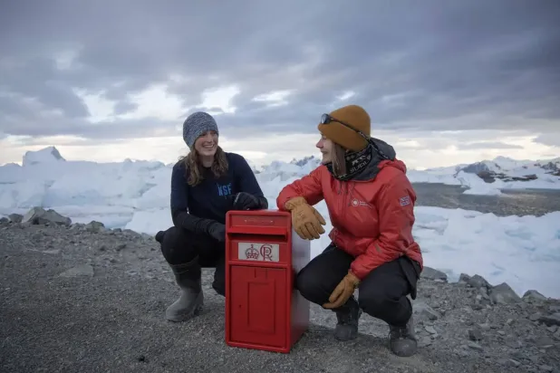كيرستن شو وأوريليا رايشاردت مع صندوق البريد (هيئة المسح البريطانية لأنتاركتيكا)