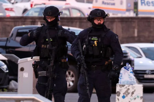 تعمل الشرطة المسلحة في موقع الحادث بعد إطلاق نار على شاطئ باوندي في سيدني (أستراليا ) بتاريخ 14 ديسمبر 2025 (أ.ف.ب)