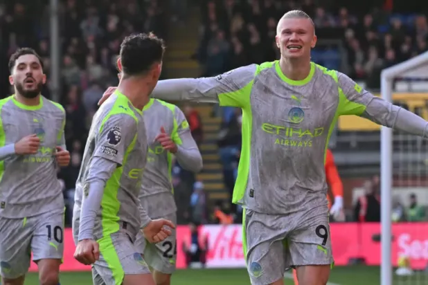 Manchester City striker Erling Haaland (R) celebrates scoring against Crystal Palace © Glyn KIRK / AFP
